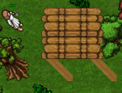 Chegando no local marcado, você irá se deparar com essa estrutura no meio da floresta, abaixo desse 'teto' você encontrará o buraco e a entrada para a quest.